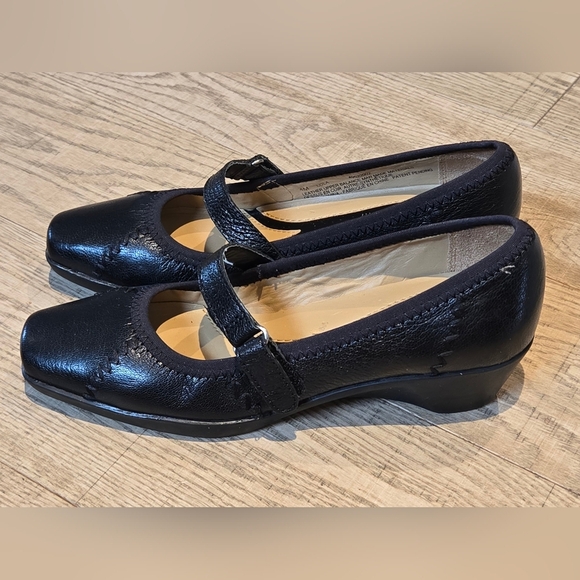 Naturalizer | Elegant Black 'Lola' Leather Wedge Shoes, Size 4M - Picture 7 of 9